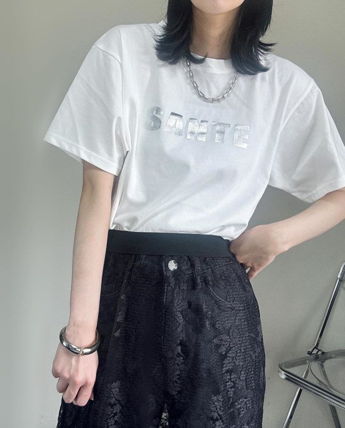 しまむらのホワイトの「箔ロゴTシャツ」