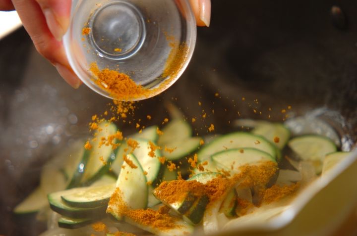 あともう一品に！ズッキーニのカレー炒めの作り方2