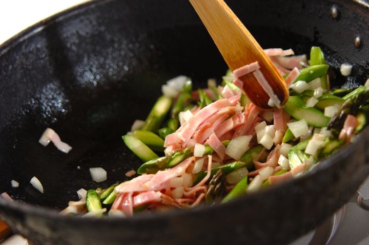 グリーンアスパラとベーコンの卵チャーハンの作り方1