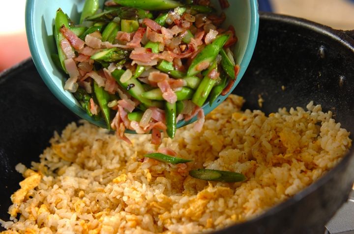 グリーンアスパラとベーコンの卵チャーハンの作り方3