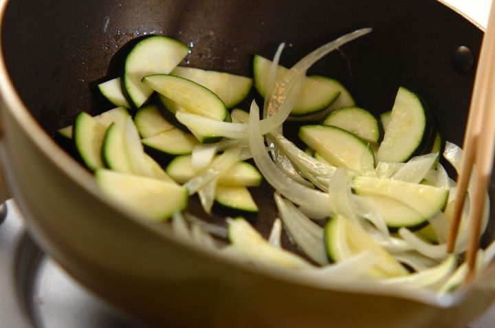 あともう一品に！ズッキーニのカレー炒めの作り方1