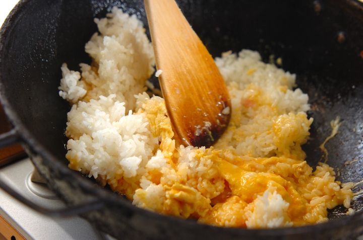 グリーンアスパラとベーコンの卵チャーハンの作り方2