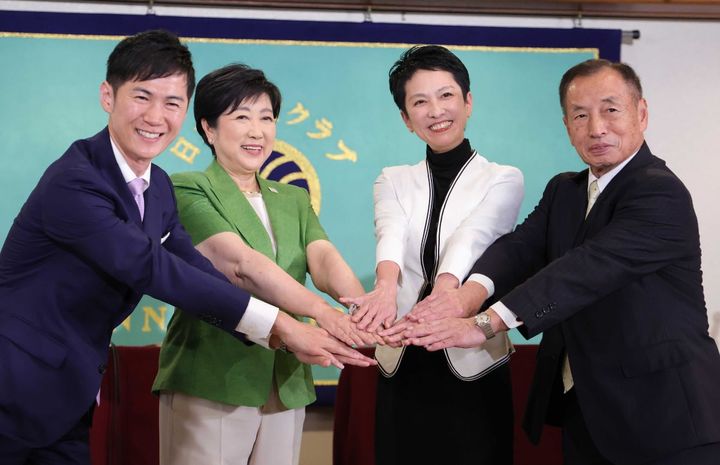 東京都知事選の告示を前に行われた共同記者会見に登壇し、手を合わせる（左から）石丸伸二氏、小池百合子氏、蓮舫氏、田母神俊雄氏（2024年6月19日、時事通信フォト）