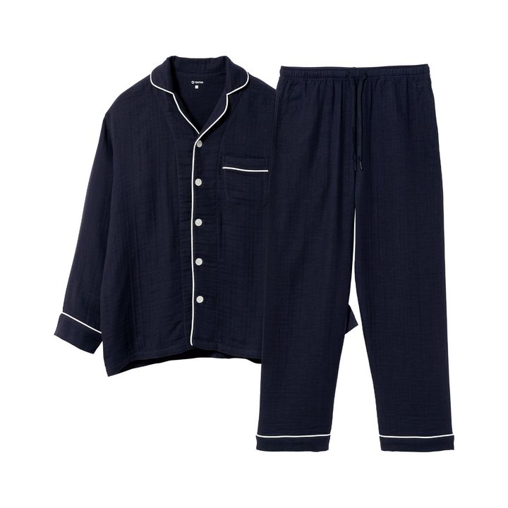 「BAKUNE Pajamas Gauze」（上下セット、ネイビー） ￥26,400／TENTIAL（テンシャル）