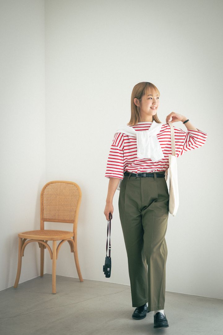 白シャツを肩掛けするだけ！ボーダーTシャツのこなれ感アップを叶えよう【FUDGE FRIEND おしゃれさんの毎日コーディネート vol.385｜鈴木楽々】