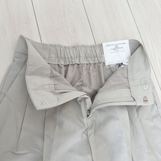 GUリネンブレンドタックワイドパンツのウエスト部分