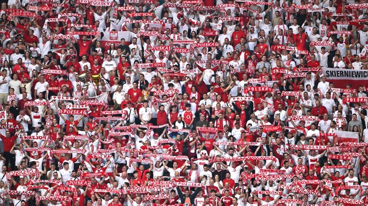 「ロシアの売春婦」 EUROのポーランドサポーター、ロシア大使館前で大合唱