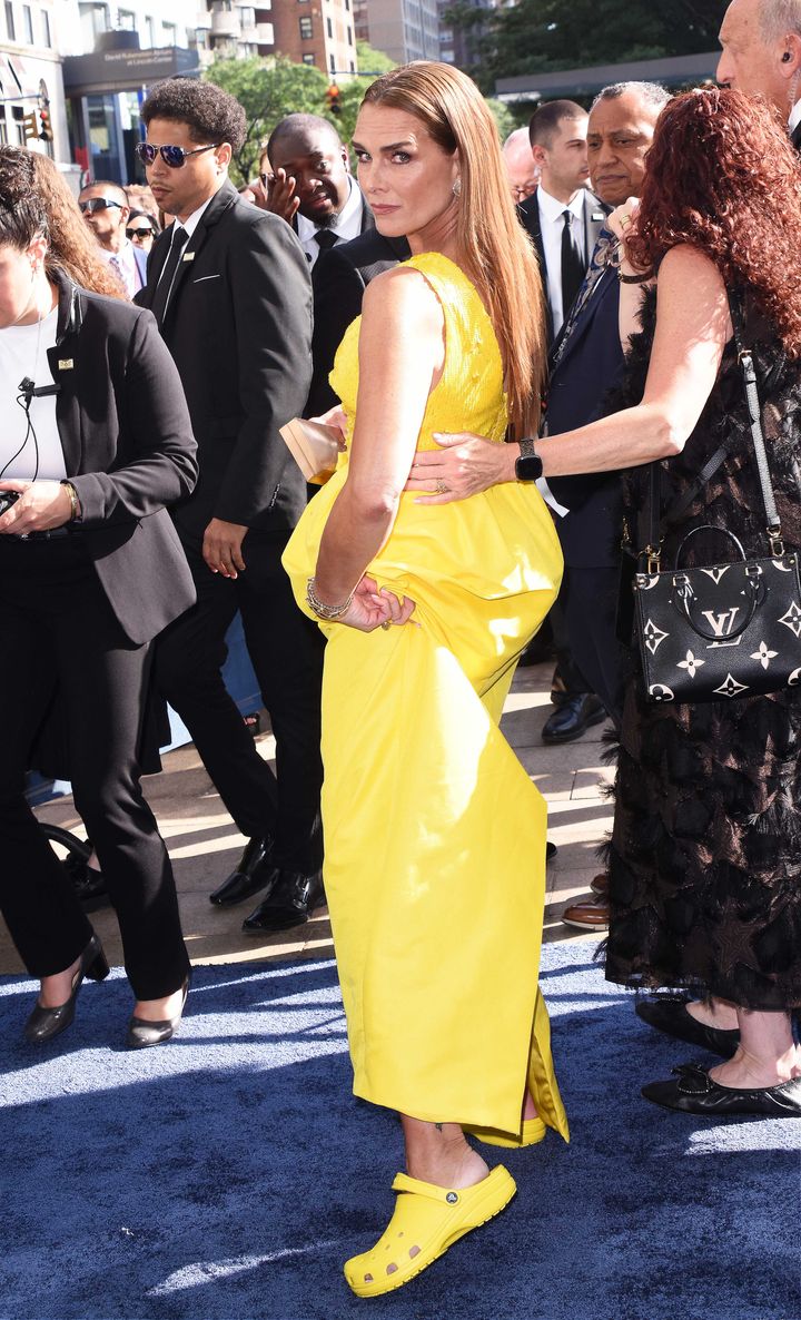 2024年のトニー賞でモニーク ルイリエのガウンとクロックスのオールイエローコーデを披露したブルック・シールズ。