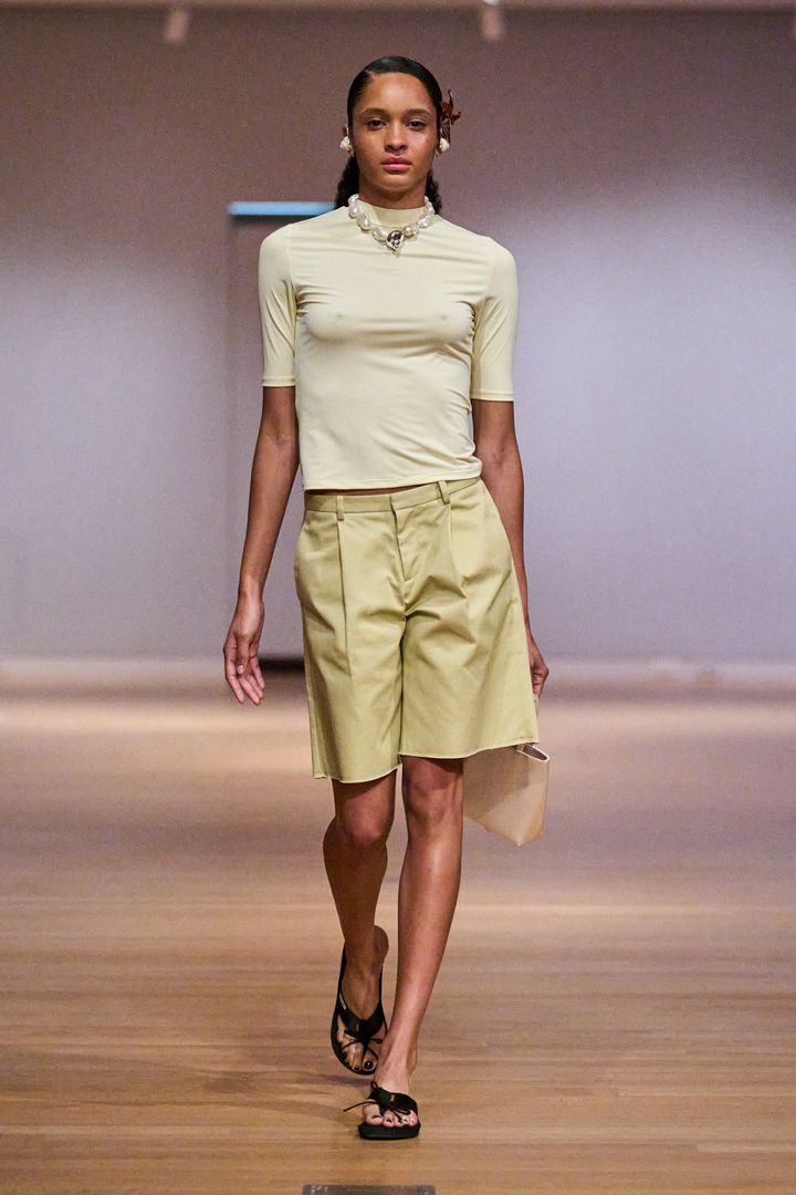 サンディ リアング 2024年春夏コレクションより。