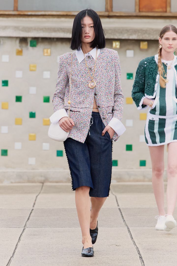 シャネル 2025年リゾートコレクションより。