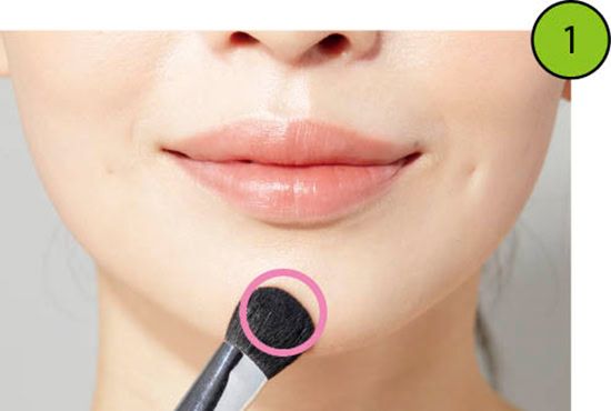 1.アゴ先にピンクチーク