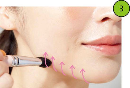 3.ピンクチークで輪郭シェイプ