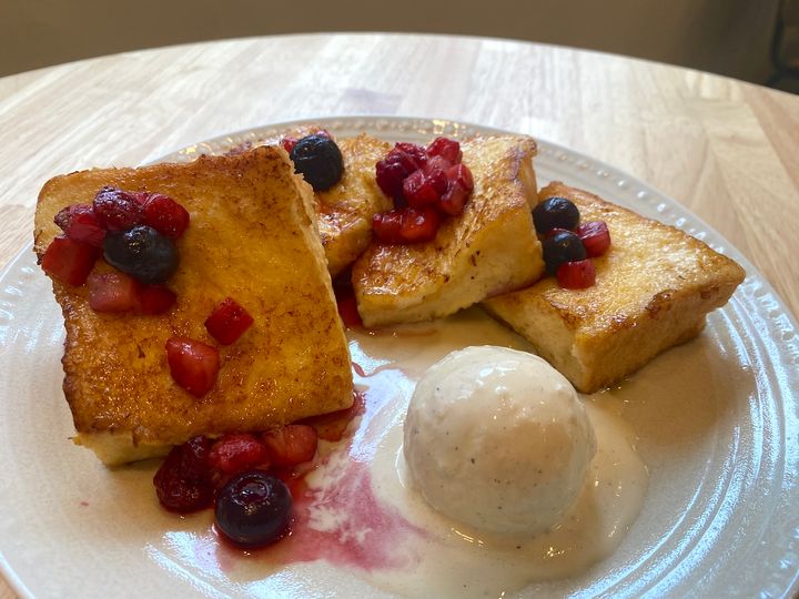 「ベリーフレンチトースト」1080円、ハーフサイズ770円