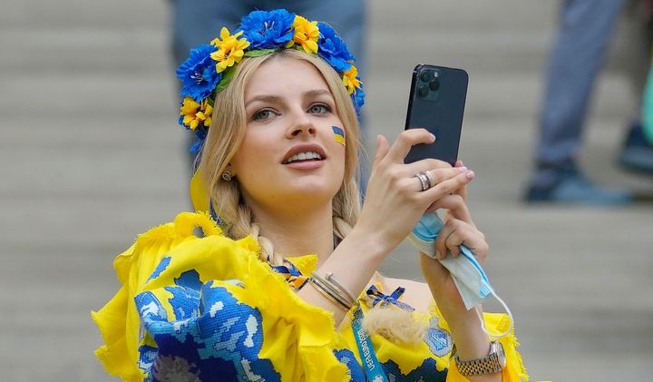 「代表の守り神だ」 ウクライナ代表ジンチェンコの美人妻、EURO4大会目の参戦が話題