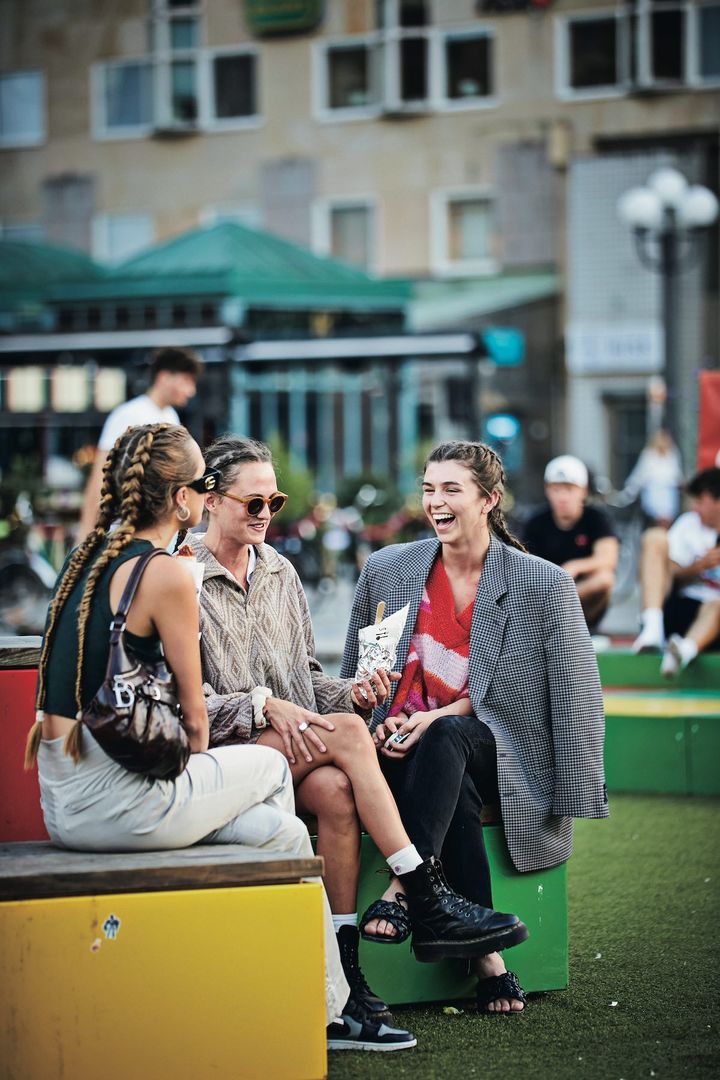 ユニクロTは梅雨ファッションでも大活躍！【海外のおしゃれさんの一週間コーデ】