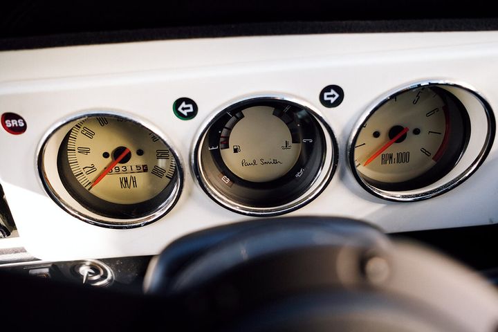 ポール・スミスとコラボレーションしたローバーミニの丸型３連のメータ