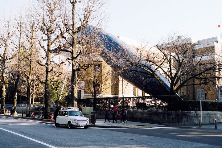 ポール・スミスとコラボレーションしたローバーミニ、東京〈上野の国立科学博物館〉外観