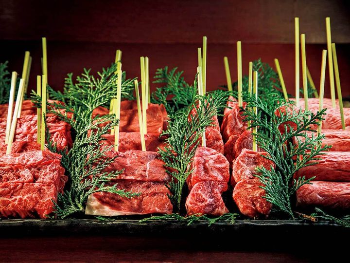 銀座『おか﨑』のカウンターのショーケースに並ぶ肉の串