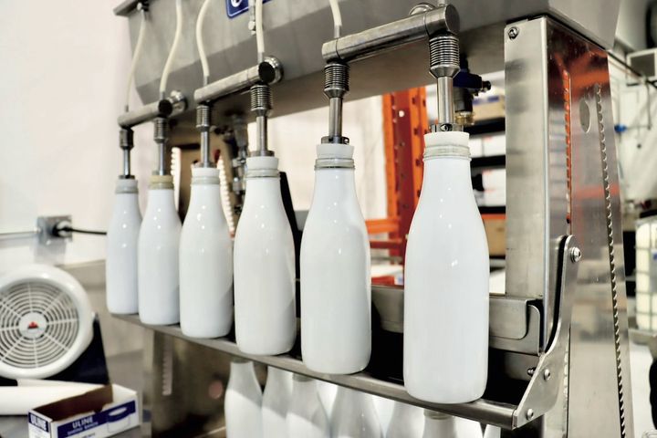 ボトルは既存のリキュール用ガラスの半分の薄さ。750㎖用１本につき30ｇという驚きの軽さを誇る。