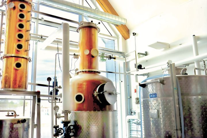 銅製の蒸留器はドイツ最古の蒸留器メーカー〈Christian Carl〉製。