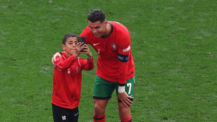 ロナウド、EURO乱入キッズに神対応 同僚FWは警備員の転倒タックルであわや大ケガ