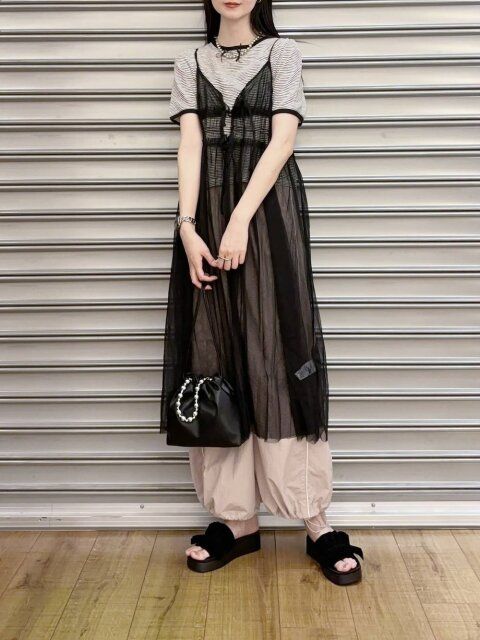 黒キャミワンピースのコーデ5