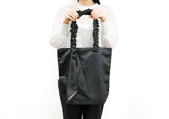 リボントートバッグ 持ったところ