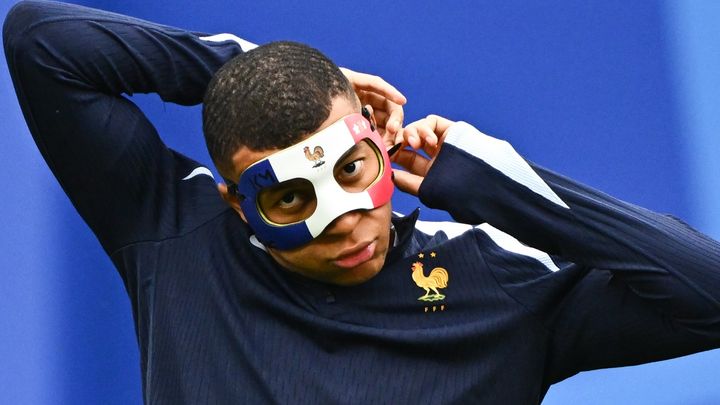 EUROで鼻骨折のエムバペ、マスク初着用の非公開試合で2ゴール！対戦相手には“接触注意”の通達