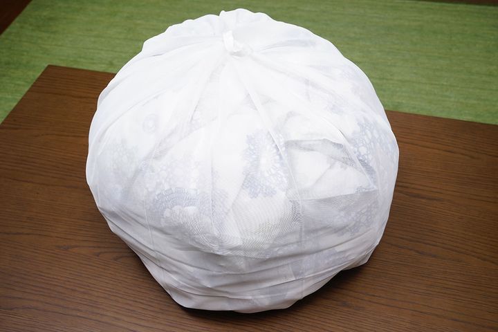 布団用ネット（ダイヤ「フランドリー・まとめて洗える特大ネット70」）に詰め込む