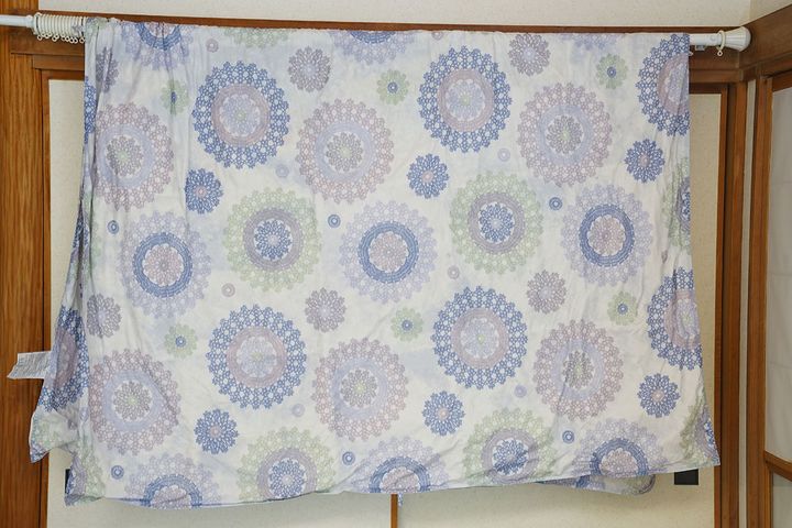 天気のよい日に風通しのよい日陰で干すのもありだといいます。直射日光下でも、日陰でも干せるので、春夏の天候ならとても洗濯はラクです。