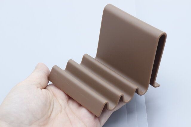 ダイソー 卓上スマホスタンド（ウェーブタイプ）