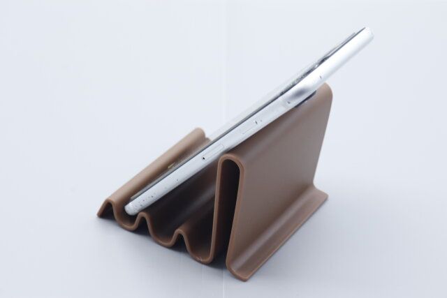 ダイソー 卓上スマホスタンド（ウェーブタイプ） 縦置き