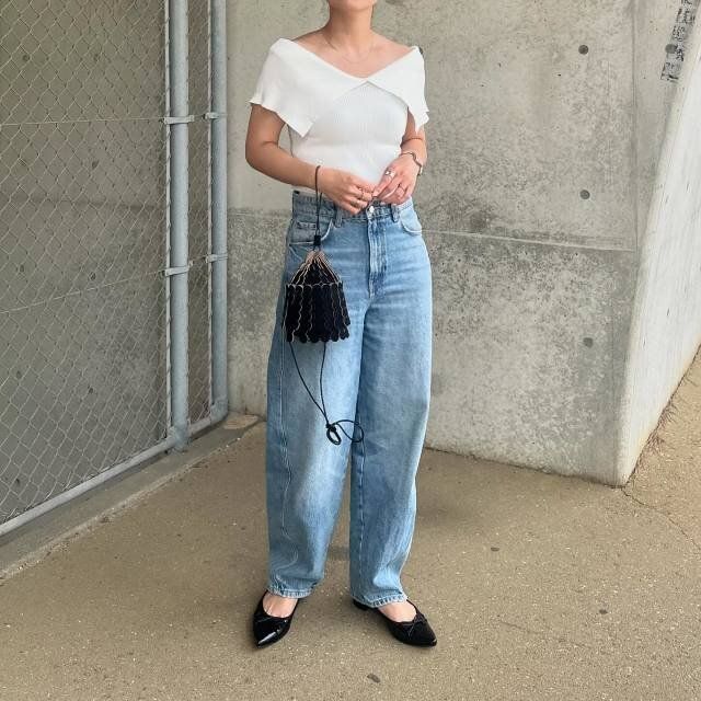 2024夏白トップスとワイドデニムのコーデ