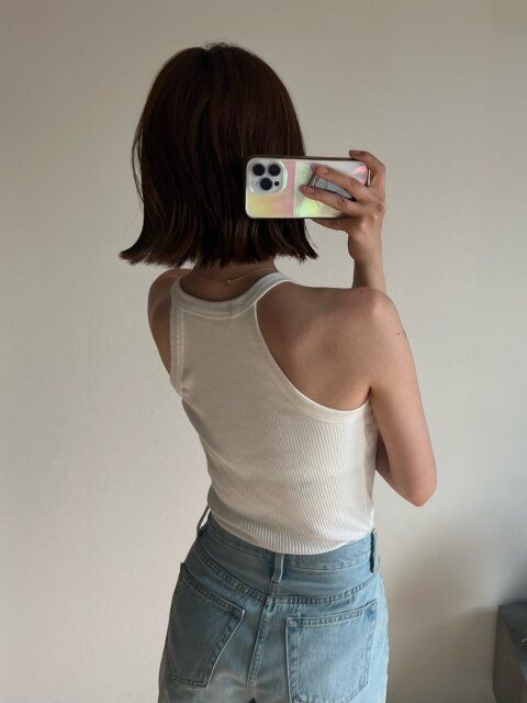 ユニクロホルターネックブラタンクトップの後ろ姿