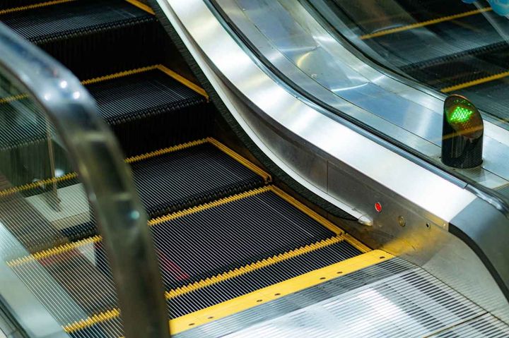 画像: 駅のエスカレーターで「あんた関西人？ 左に寄りなさいよ！」【怒鳴る客】に → 駅員がピシャリ！