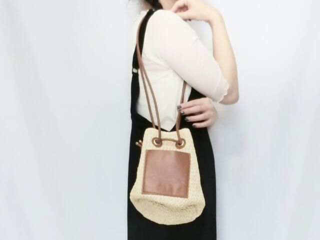 3COINS ペーパーショルダーバッグ 新作 着用感
