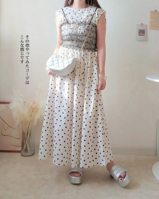 GUのドットプリントワンピースとシアービスチェのコーデ