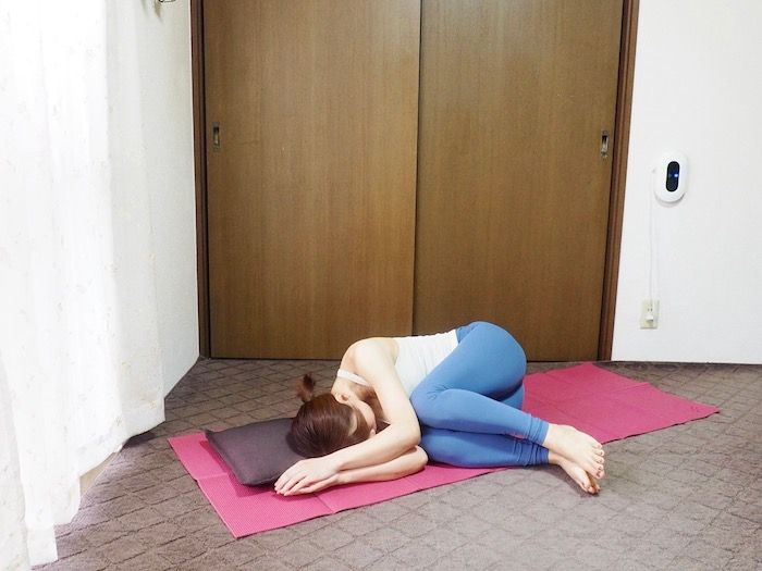 体を横にして丸くなる