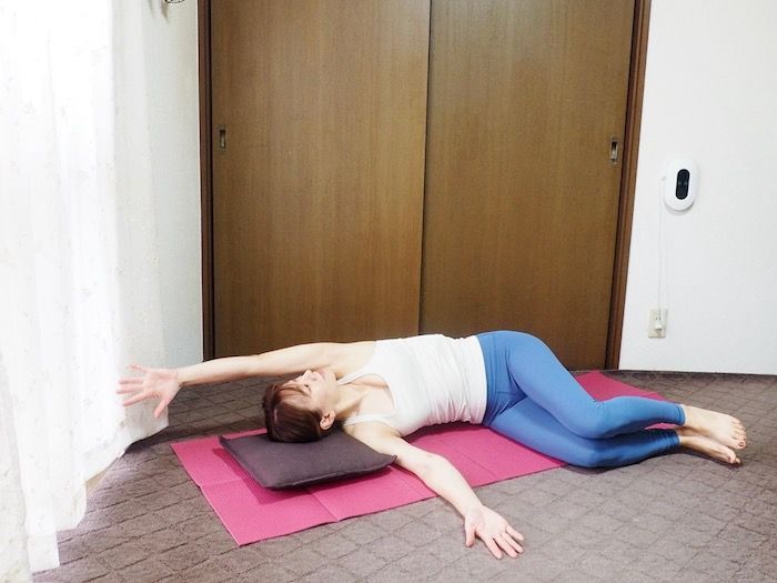 左腕を頭の上へとのばす