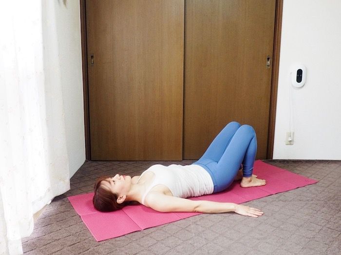 両ひざを立ててあお向けになる