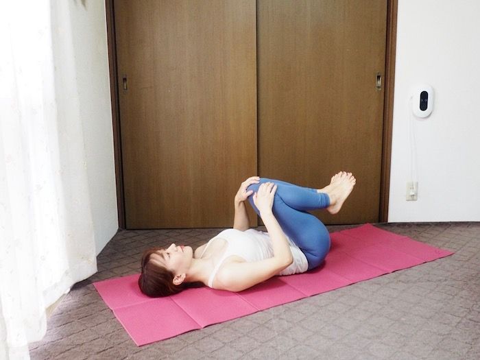 両足を床から浮かせる