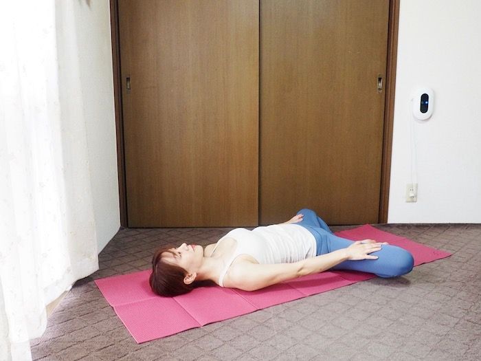 両ひざを外側に倒す