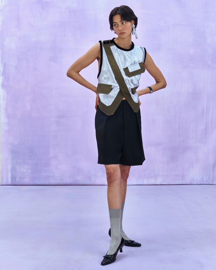 中国の伝統的なベストとミリタリーのカーゴベストにヒントを得たルック。