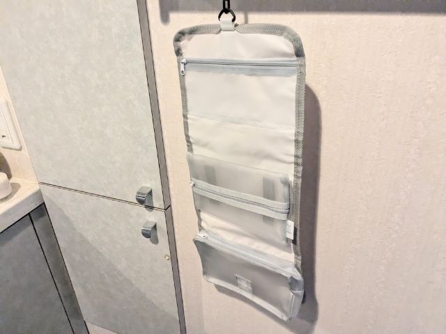 トラベルポーチを壁にかける