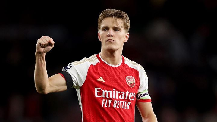 冨安同僚、アーセナル主将ウーデゴールが「日本車」をドライブ！あの大人気コンパクトSUVか