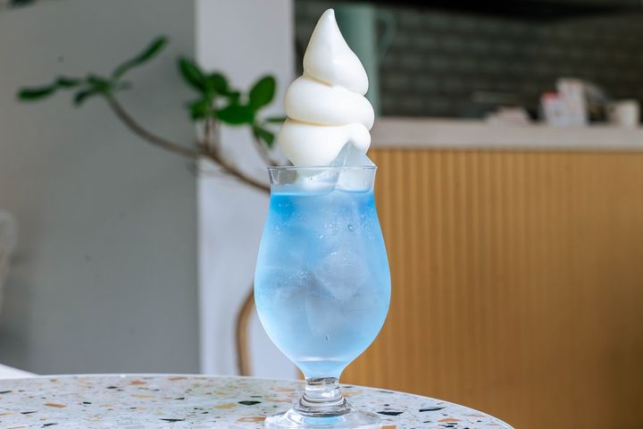 「クリームソーダ青」680円