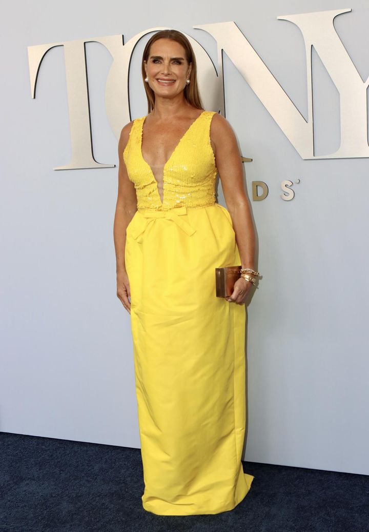 画像1: ブルック・シールズがクロックスでトニー賞授賞式に出席