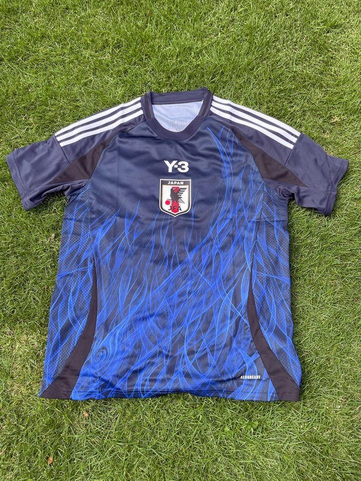 日本代表の新ユニフォーム、「緑のピッチ」に映えるのはホームとアウェイどっち？比べてみた