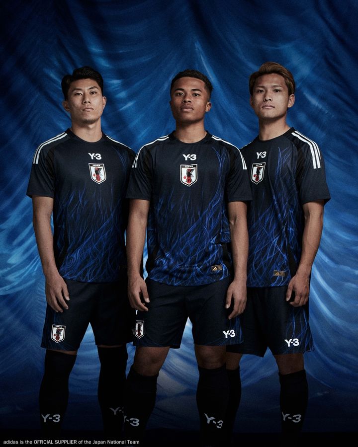 日本代表の新ユニフォーム、「緑のピッチ」に映えるのはホームとアウェイどっち？比べてみた