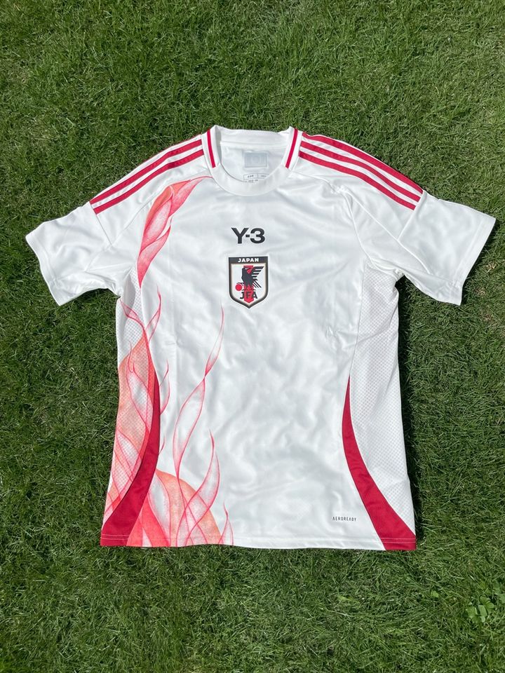 日本代表の新ユニフォーム、「緑のピッチ」に映えるのはホームとアウェイどっち？比べてみた